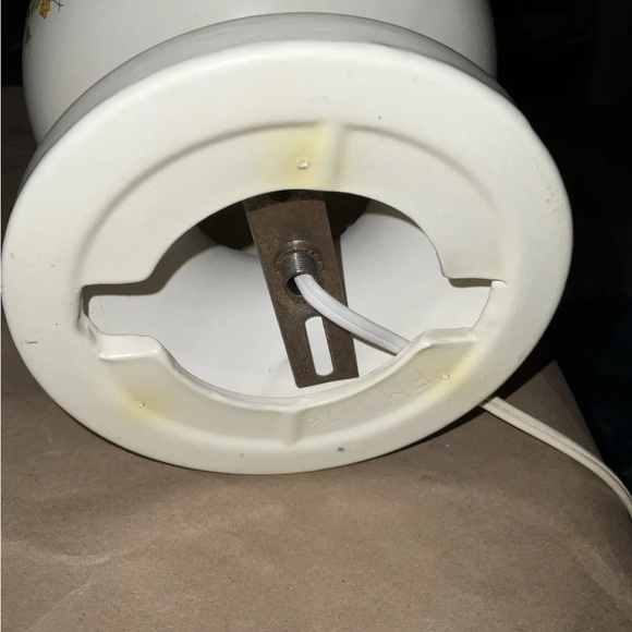 Vintage Rare Beautiful Floral Fenton Milk Hurricane Parlor Lamp Signed 1976 - Picture 9 of 16